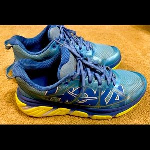 HOKA ONE ONE WOMENS SHOES 8.5 GREAT CONDITION.